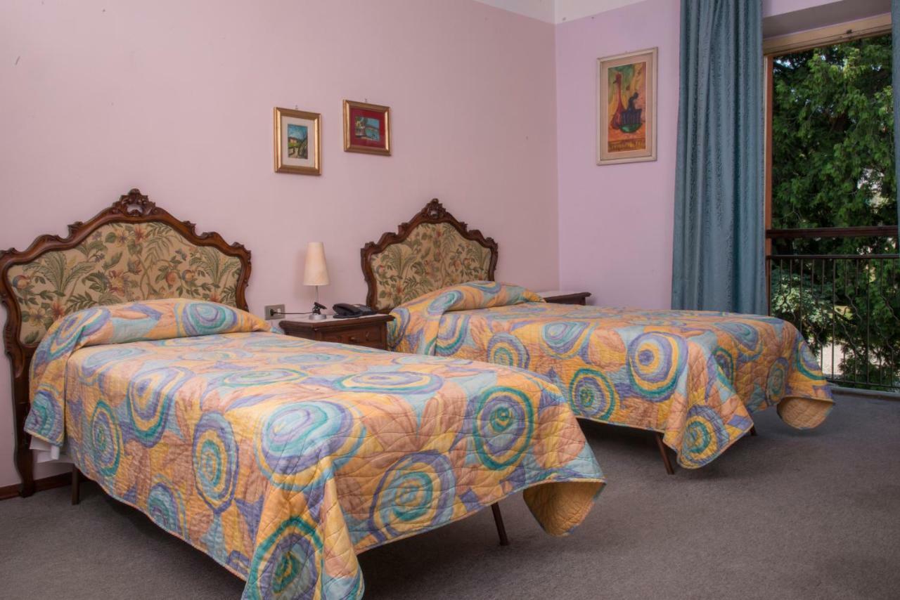 Hotel Florida أرونا المظهر الخارجي الصورة